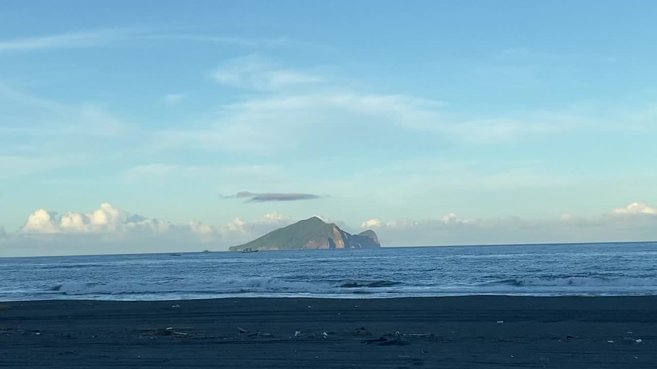 广阔的拍摄空白的大海和沙滩在热带岛屿与蓝天和白云的背景。视频下载