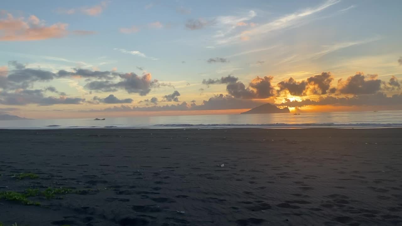 台湾宜兰龟岛海滩上的日落视频下载