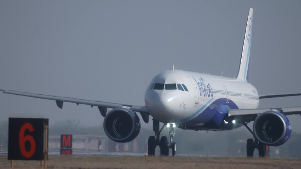 IndiGo航空公司空客A320neo起飞视频素材