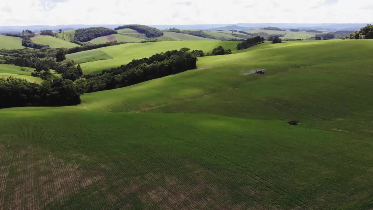 无人机在绿色农田和森林上空的鸟瞰图视频素材