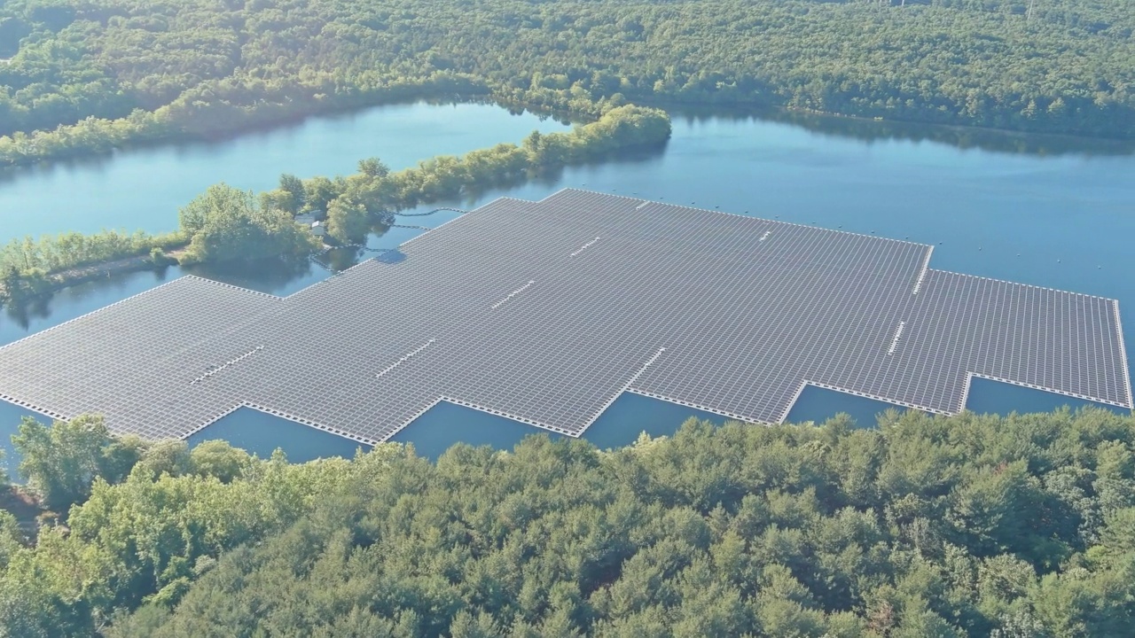 可替代可再生能源的光伏电站漂浮在湖面上视频素材