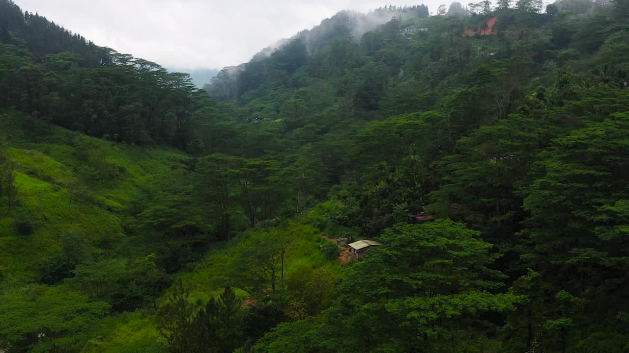 山地景观与绿色的山丘和农田。视频素材