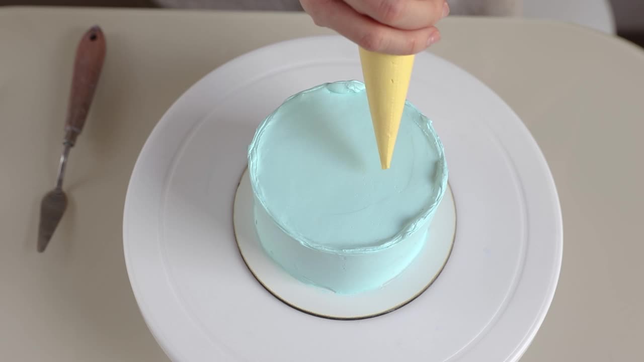糖果师把奶油挤压成星星的形状放在圆饼上，装饰过程的特写视频下载