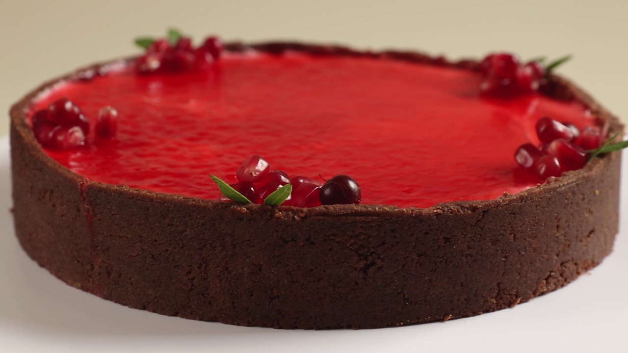 大红色圆形蔓越莓芝士蛋糕旋转特写侧视图视频下载