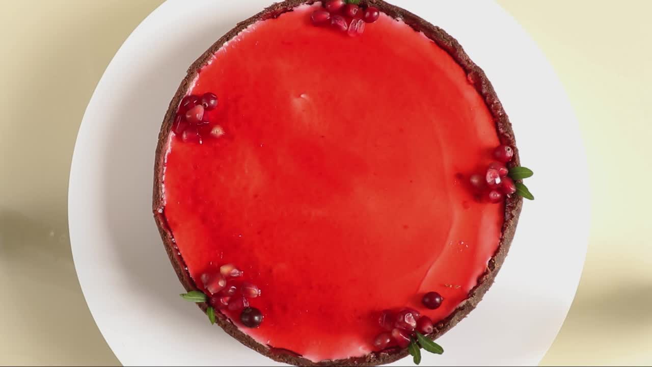 大红色圆形蔓越莓芝士蛋糕旋转特写俯视图，复制空间视频下载