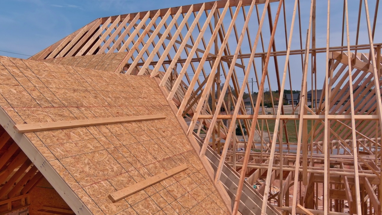 框架住宅屋顶系统与木制木梁屋顶atic天花板视频下载