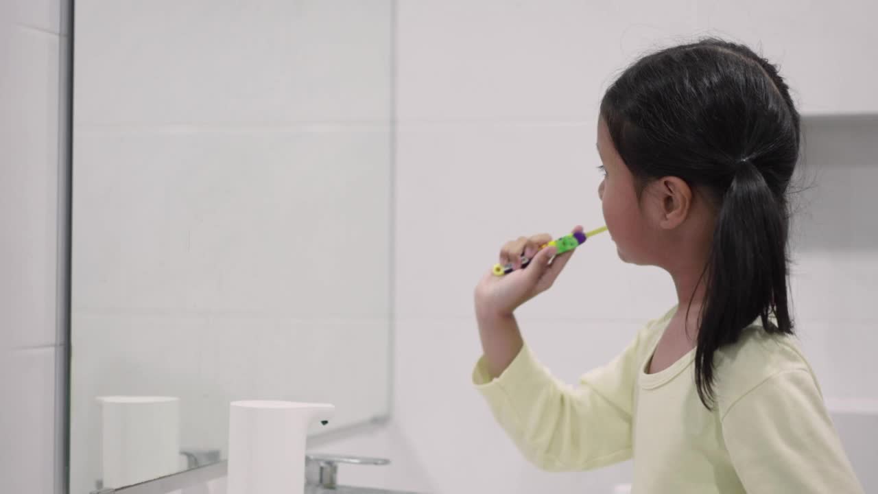 一个女孩在浴室里刷牙视频素材
