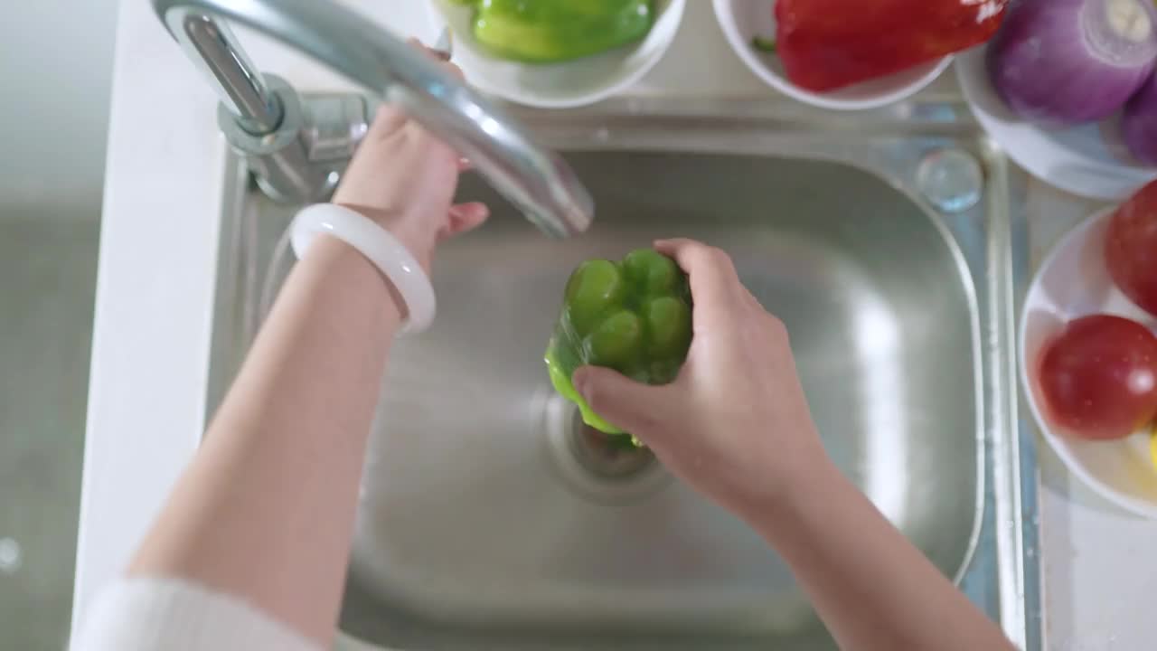 妇女们在厨房里洗蔬菜视频素材