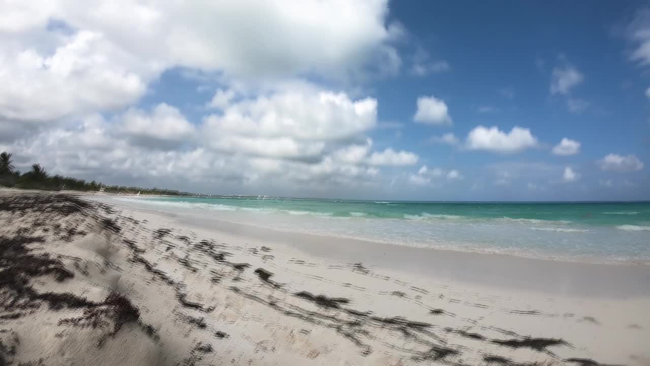 在加勒比海滩上的时间推移视频在白天与淡淡的多云的天空视频素材