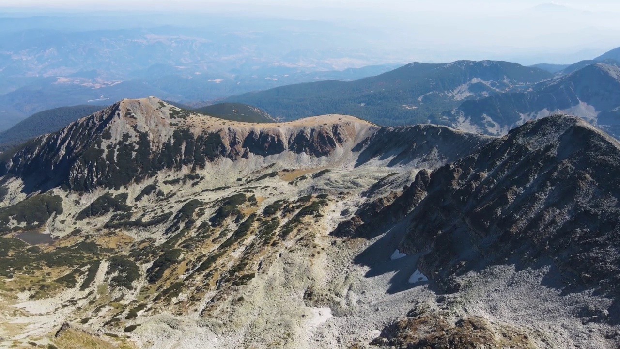 保加利亚Polezhan峰附近的Pirin山的鸟瞰图视频素材