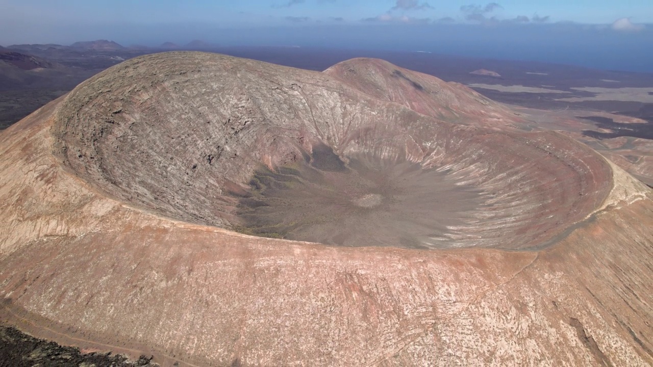 在蒂曼法亚国家公园附近的蒙大拿火山火山口的鸟瞰图，兰萨罗特，加那利群岛，西班牙视频下载