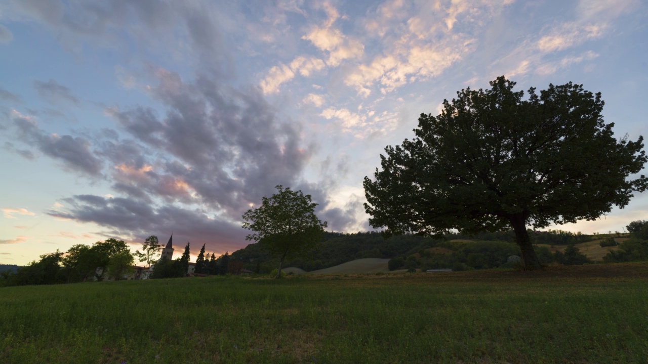 欧洲意大利乡间的一棵橡树上，夕阳随着彩云流逝视频素材