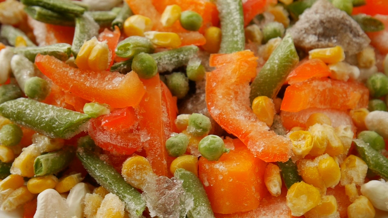 把冷冻蔬菜混合在一个盘子里。视频素材