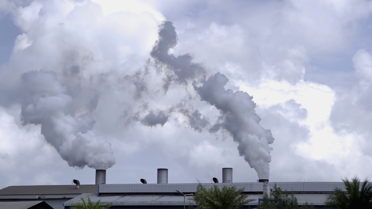 工厂排放到空气中的蒸汽烟雾。视频素材