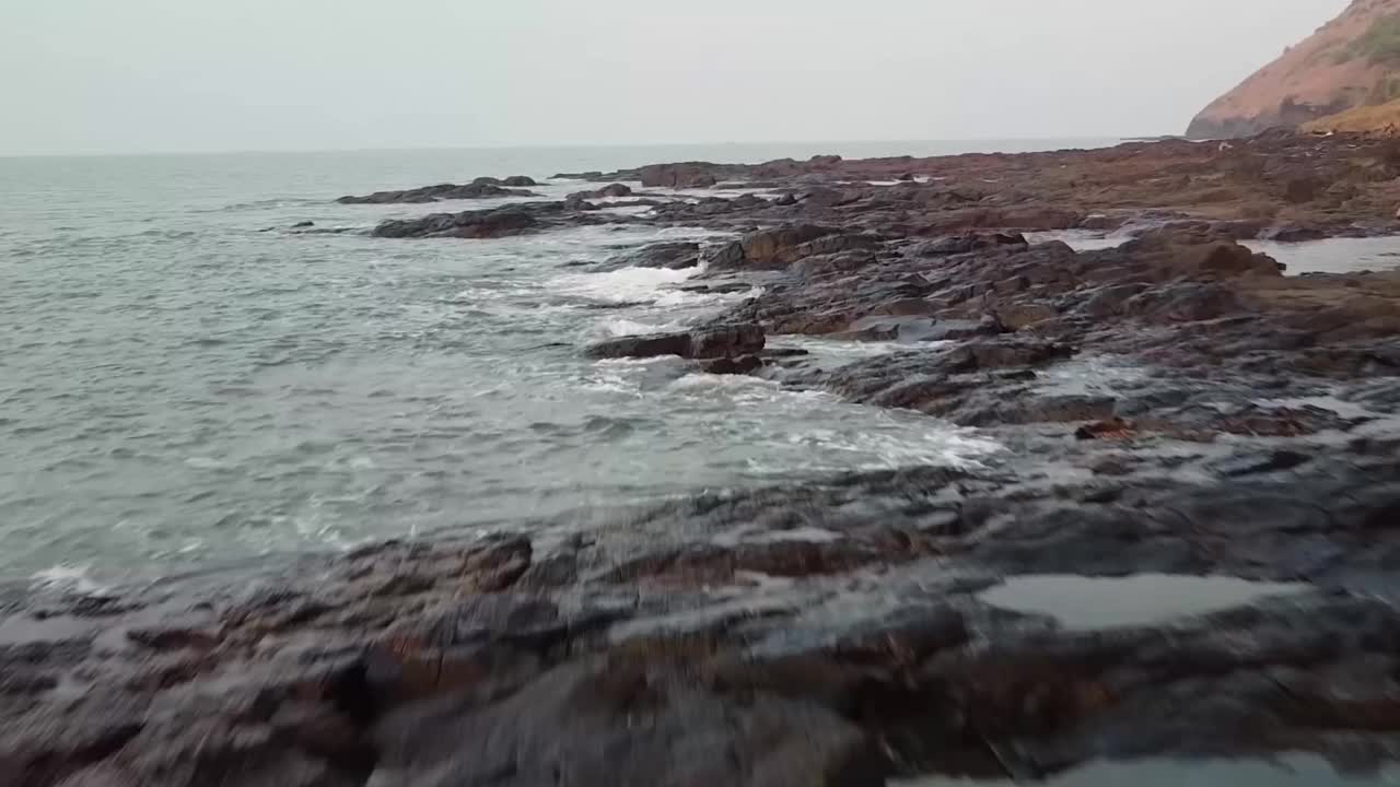 岩石海滩上的海浪。视频素材
