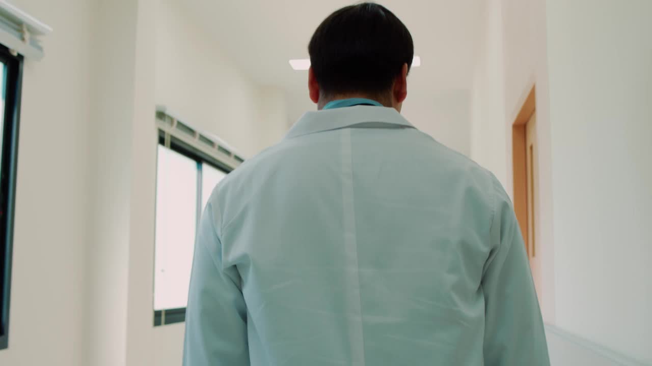 男医生和女医生在医院走廊上奔跑视频素材