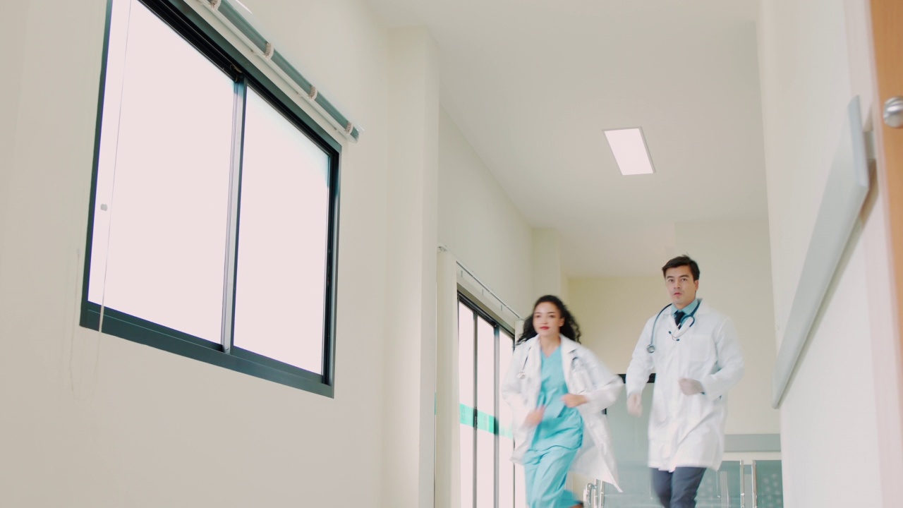 男医生和女医生在医院走廊上奔跑视频素材