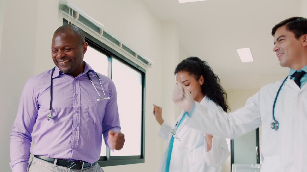 一男一女医生在成功手术后跳舞的视频片段视频素材