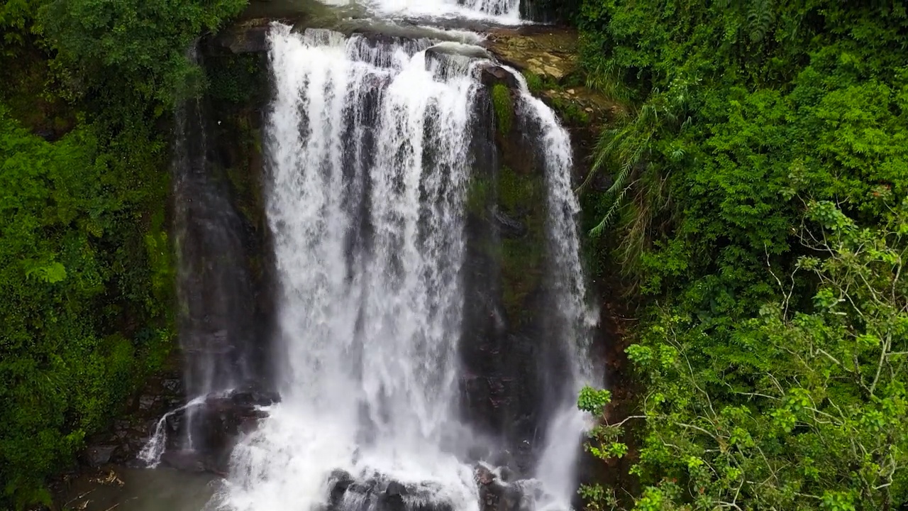 热带森林中的瀑布。视频素材