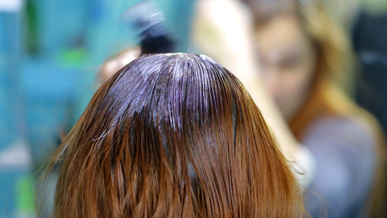 女人把头发染成红色，用指甲花或染料把发根染成红色视频下载