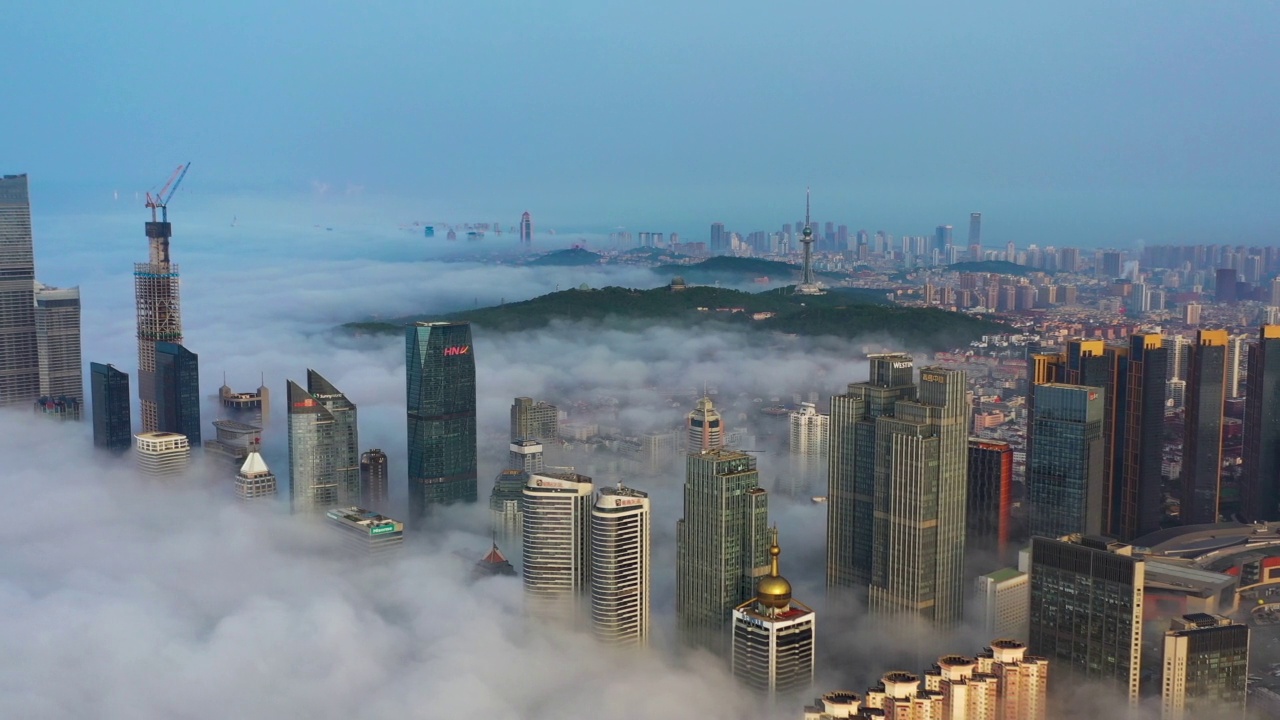 4K分辨率实时镜头，青岛城市天际线在雾中，青岛，山东省，中国视频素材
