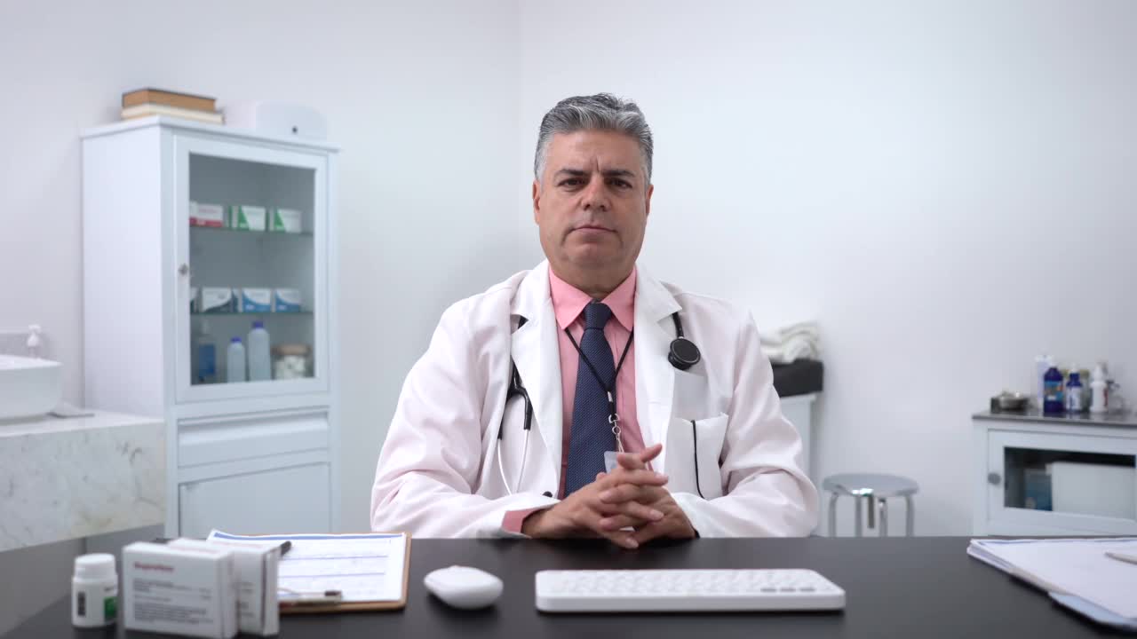 医疗保健的概念。穿着制服听病人说话的拉丁医生视频素材