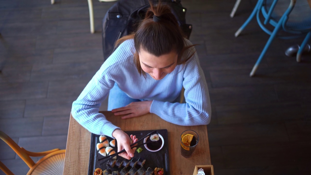 在日本餐厅吃寿司卷视频素材