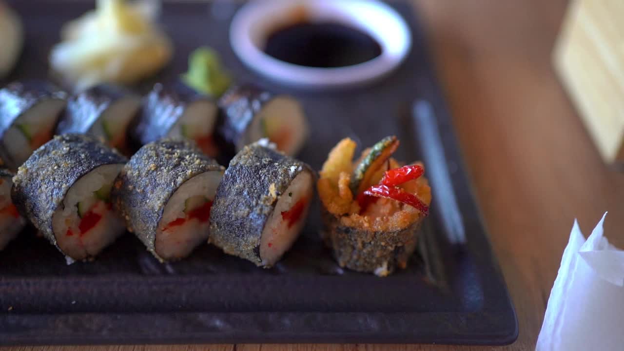 传统日本寿司卷视频素材