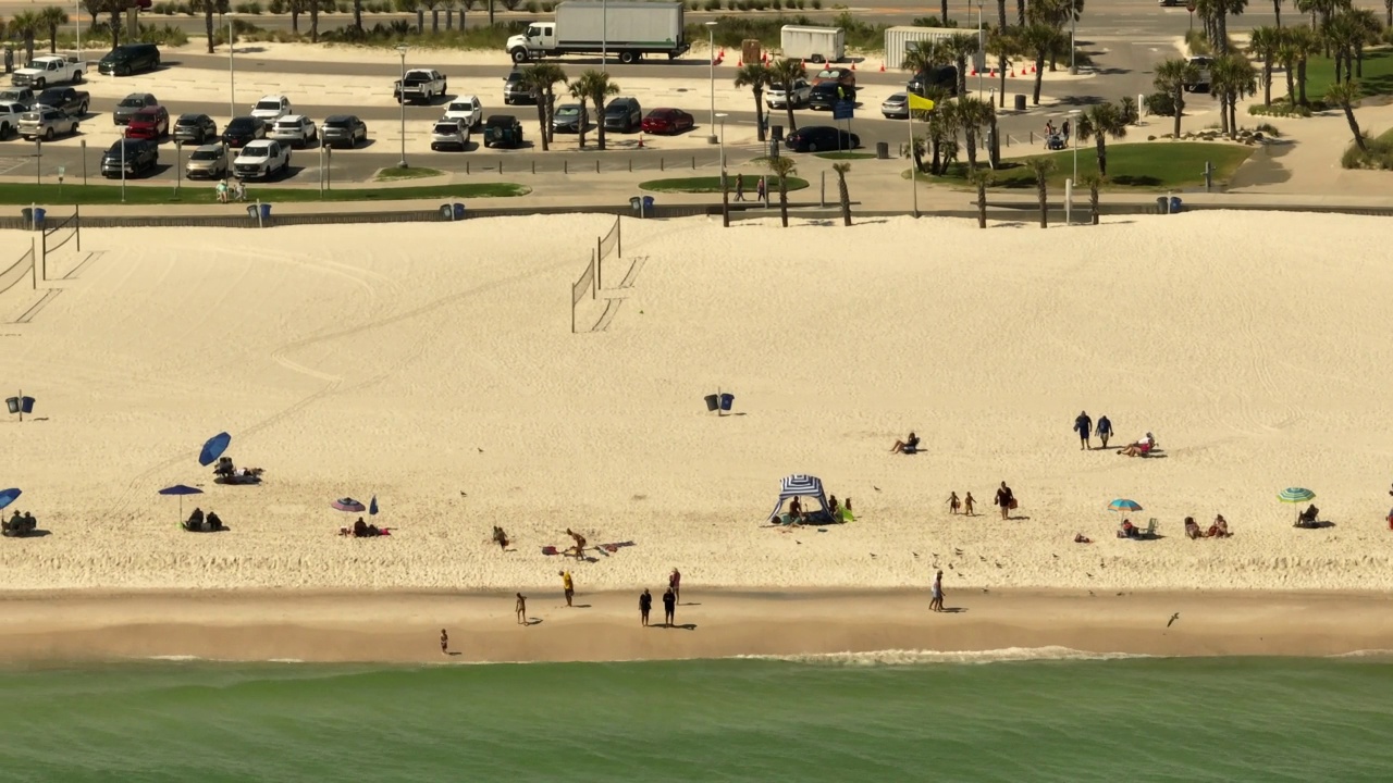 阿拉巴马海湾海滩的游客。4k空中长焦视频剪辑视频下载