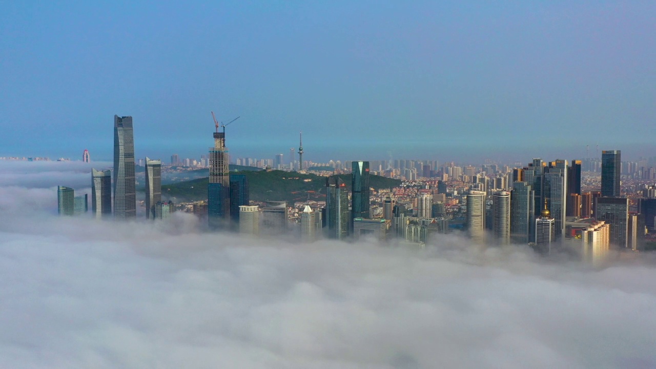 4K分辨率实时镜头，青岛城市天际线在雾中，青岛，山东省，中国视频素材