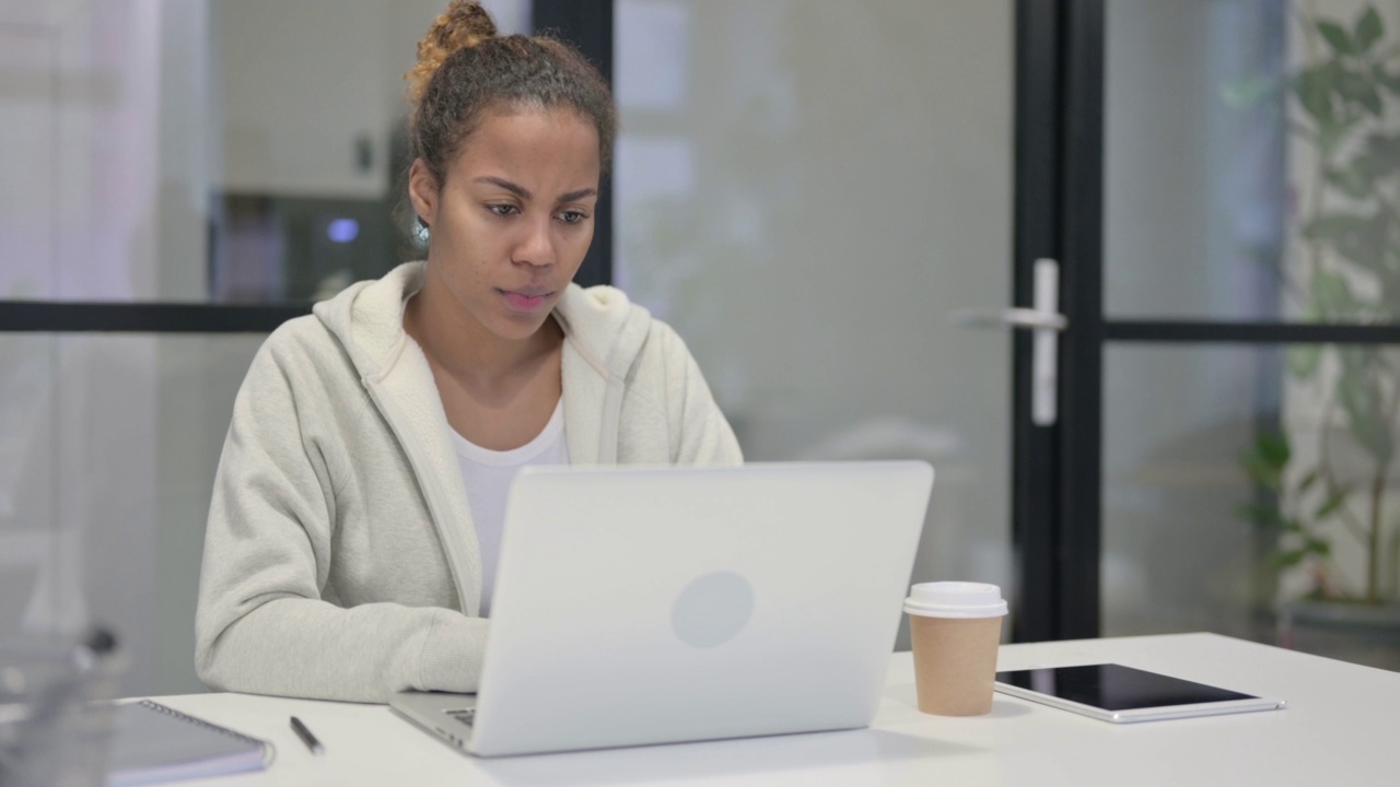 非洲妇女在使用笔记本电脑时的失落反应视频素材