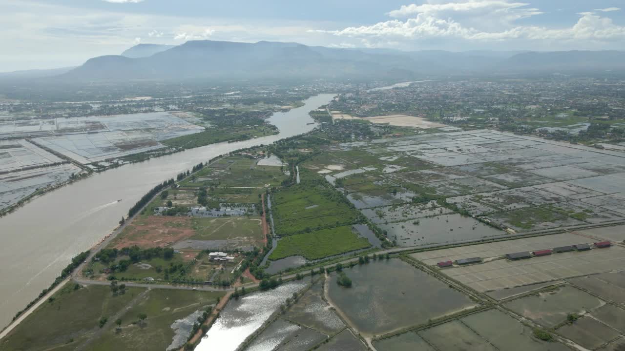 无人机拍摄的盐田和白杜楚河。贡布城作为背景视频素材