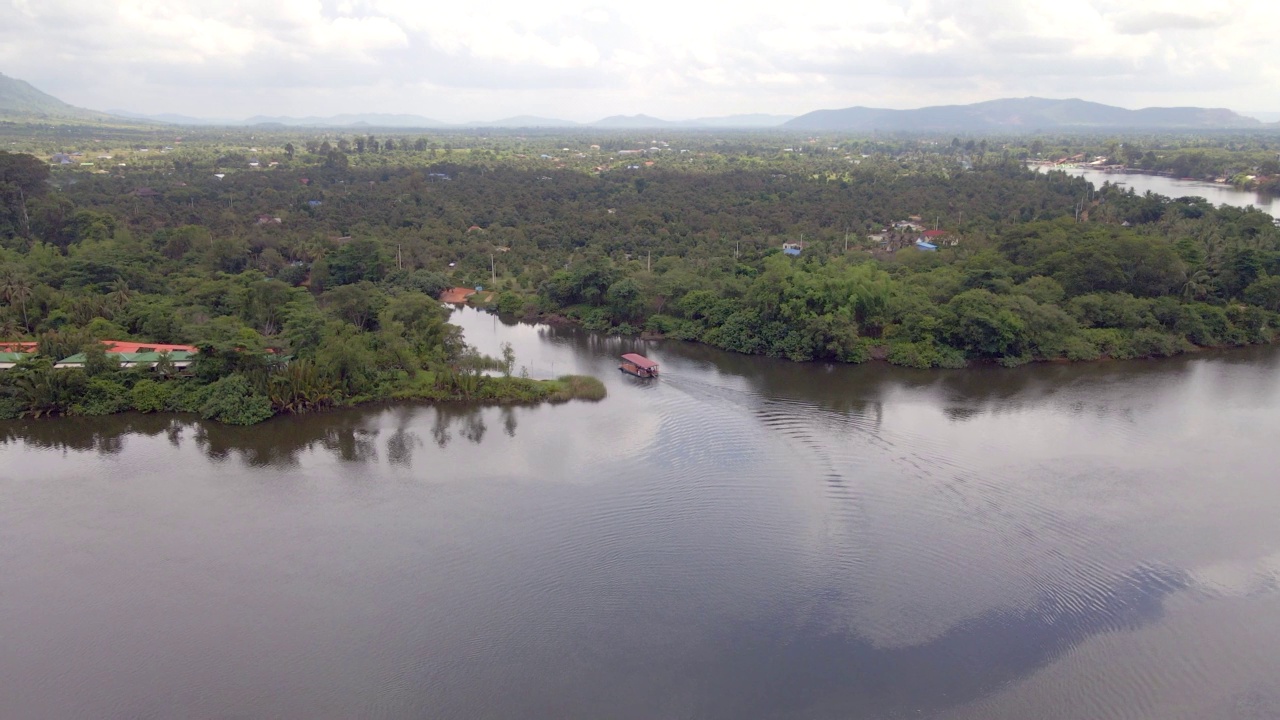 无人机拍摄的小渡船在分流河道航行视频素材