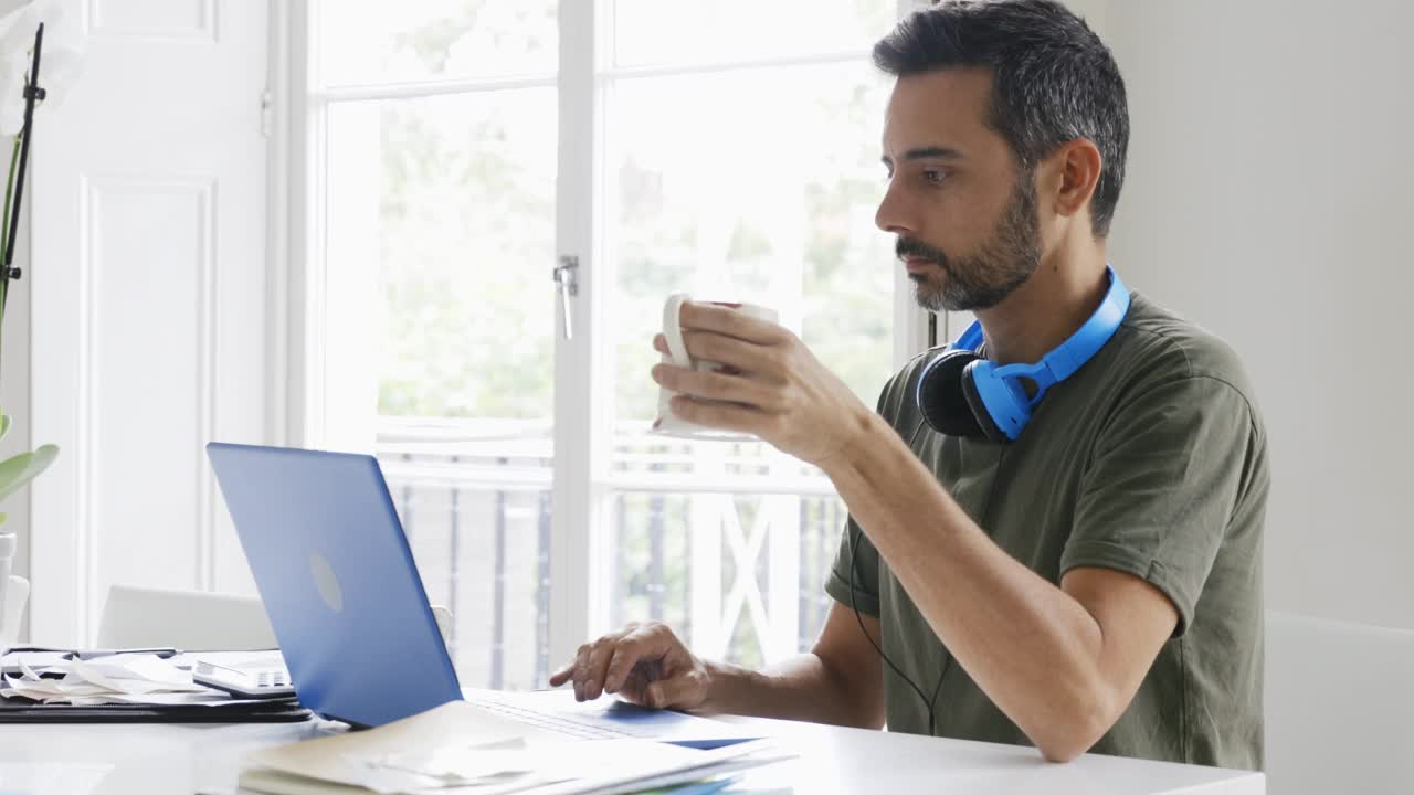 有咖啡和信用卡的男人用笔记本电脑在网上付账单视频素材