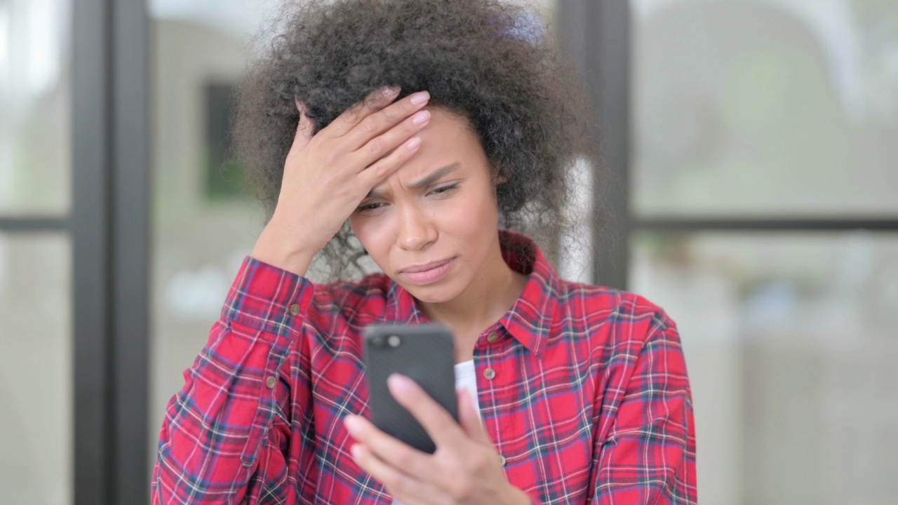非洲女性如何应对智能手机上的失败视频素材
