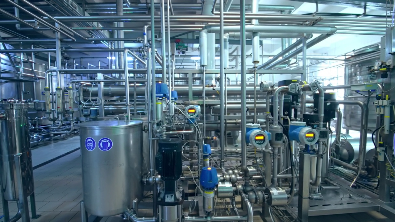 乳品厂自动化设备系统。牛奶加工的复杂管道。多莉。视频素材