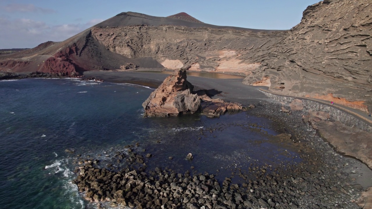 飞过西班牙加那利群岛兰萨罗特岛的火山湖埃尔戈夫。视频下载