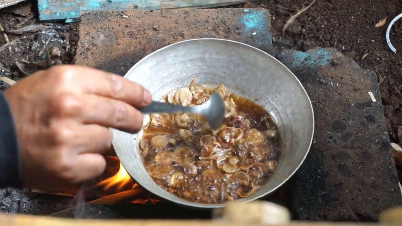 用传统的烧柴炉子煮青葱视频素材