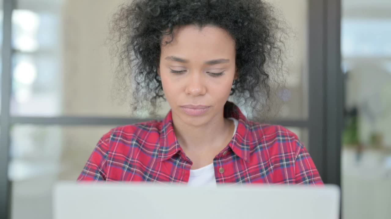 非洲妇女手提电脑上竖起大拇指的特写视频素材