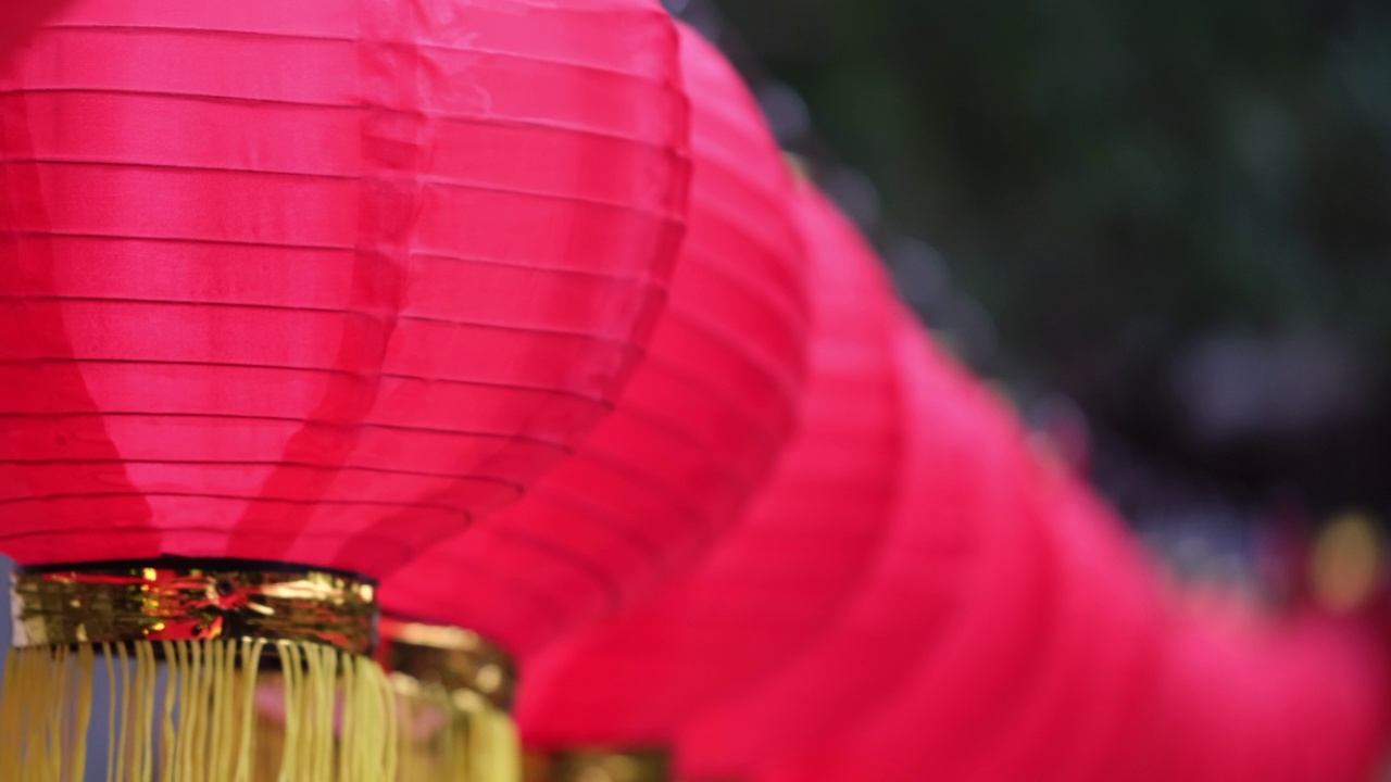 许多红色的中国传统灯笼摆成一排视频素材