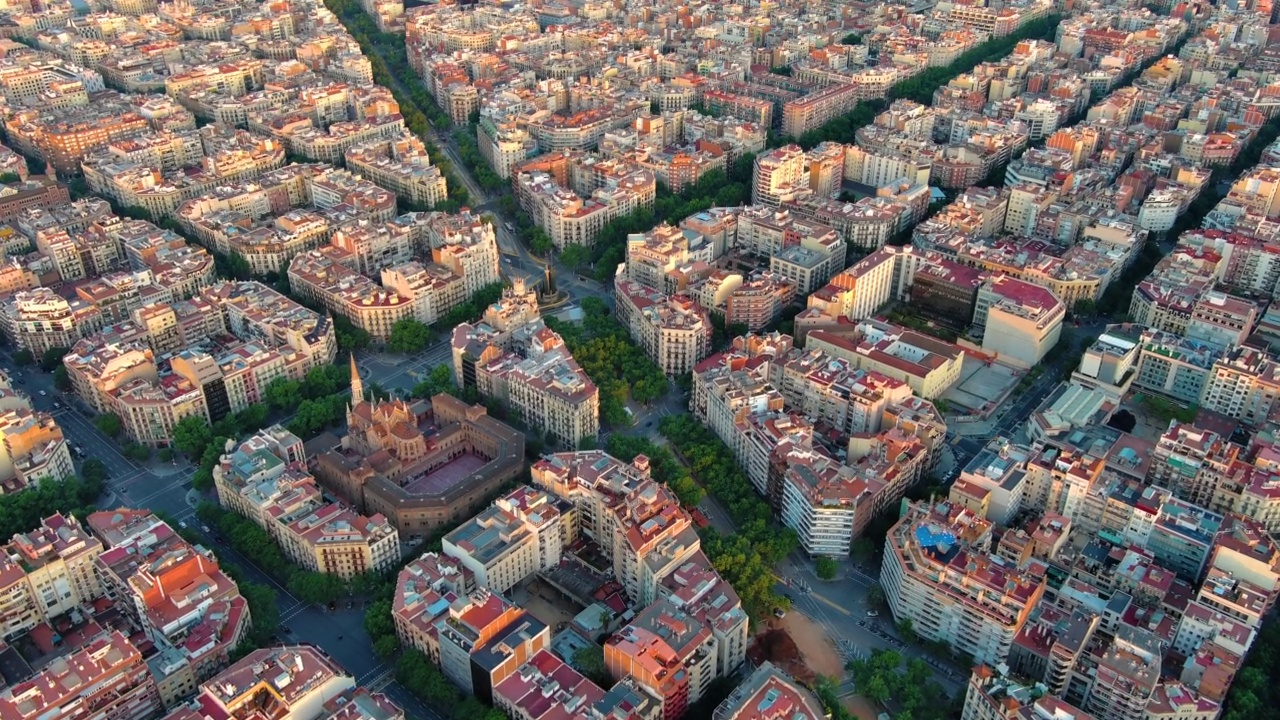巴塞罗那城市景观中典型建筑的鸟瞰图。举例住宅名格城市。(西班牙加泰罗尼亚)视频素材