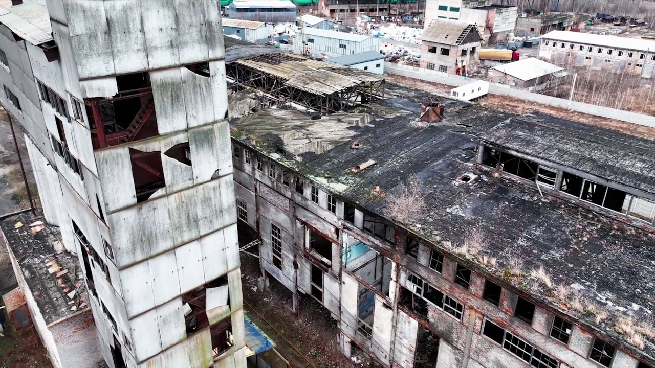 老化工厂的腐朽外观。从空中看，建筑物的残垣断壁和屋顶呈灰色。视频素材