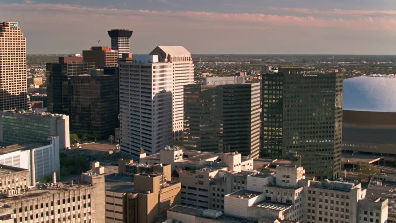 向前移动的航拍塔在新奥尔良，路易斯安那州视频素材