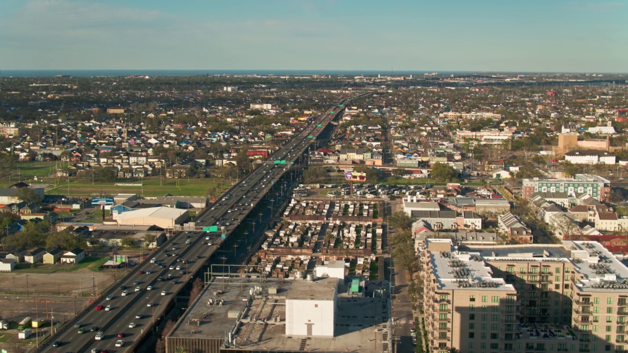 无人机在路易斯安那州新奥尔良的高速公路上飞行视频素材