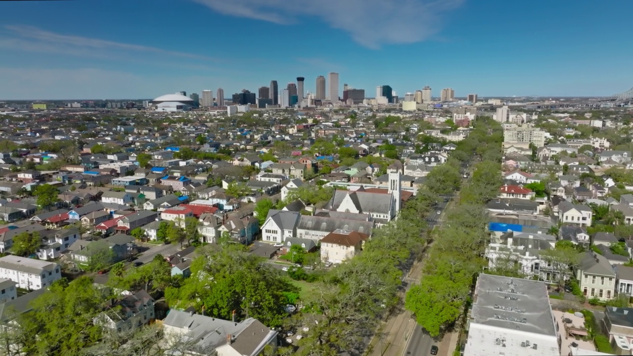 无人机在路易斯安那州新奥尔良的民居上空飞行视频素材