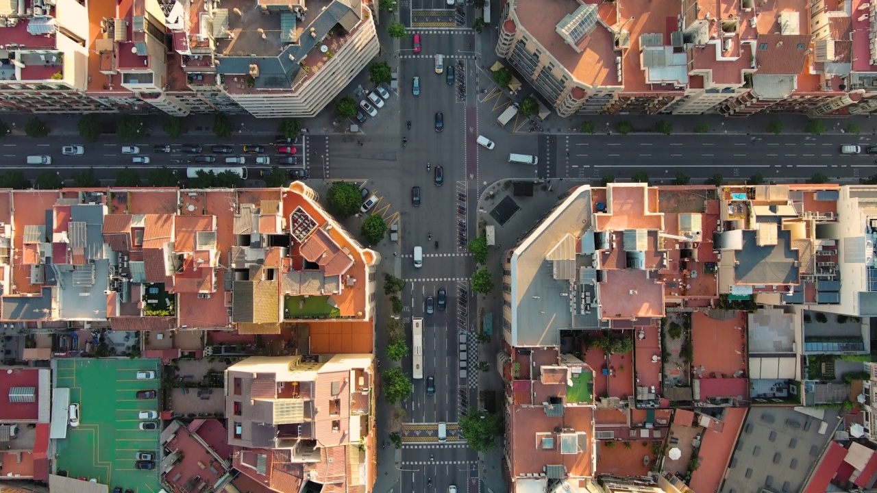 巴塞罗那Eixample区住宅鸟瞰图。西班牙加泰罗尼亚。美丽阳光下著名的城市网格与城市交通视频素材