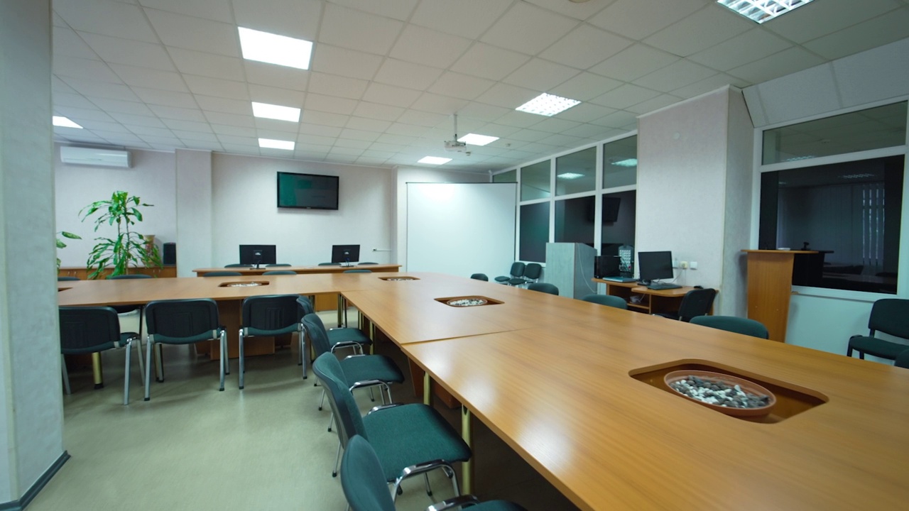 明亮宽敞的空间，适合医学研讨会和会议。会议室有长桌和角落的大白板屏幕。视频下载