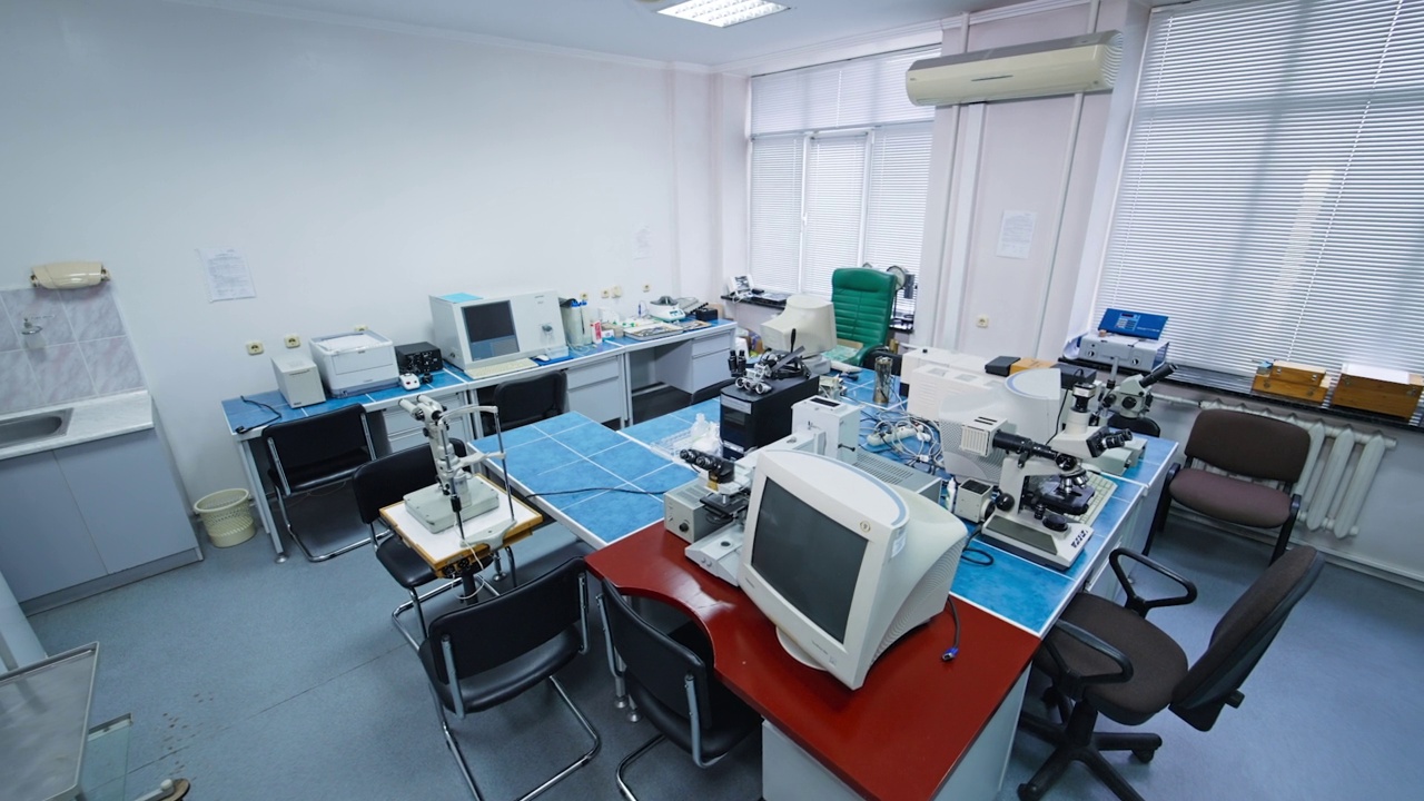 现代医院分析医学实验室。设备齐全的测试和研究空间。显微镜、计算机等实验室设备。视频下载