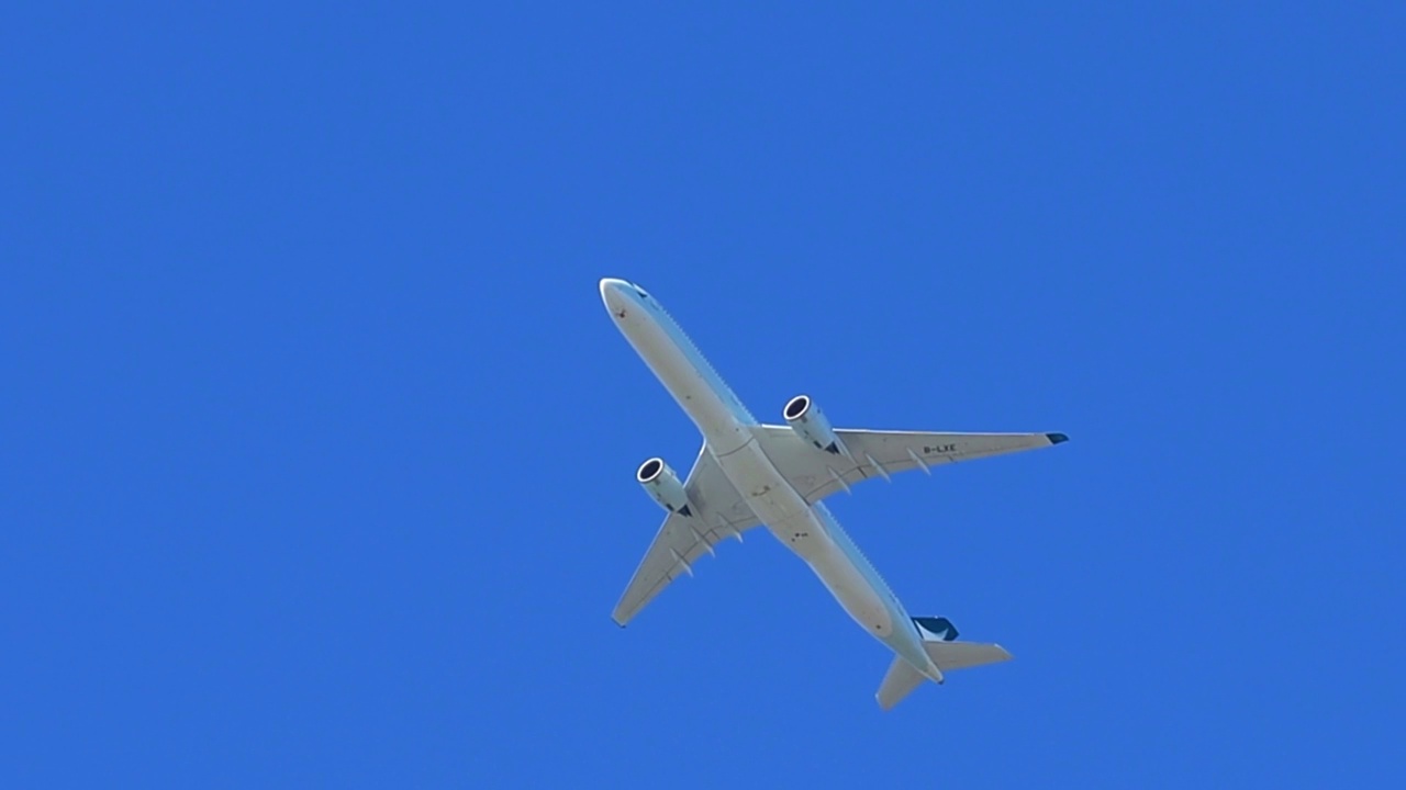 一架飞机在澳大利亚新南威尔士州悉尼上空飞行的慢镜头视频素材