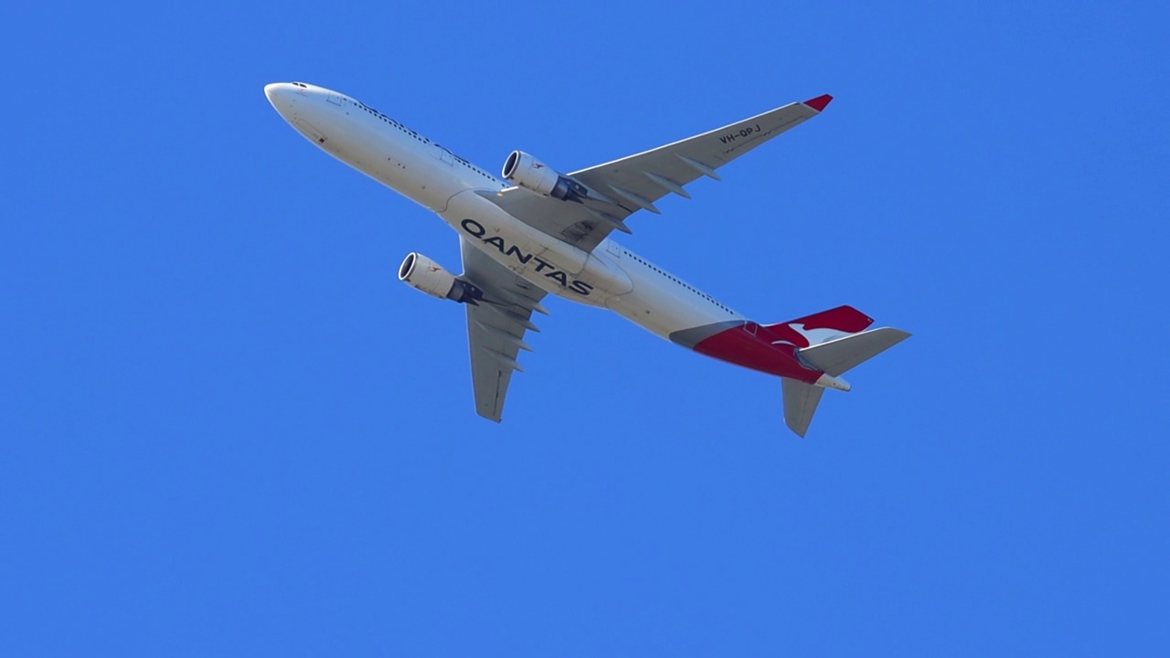 一架飞机在澳大利亚新南威尔士州悉尼上空飞行的慢镜头视频下载